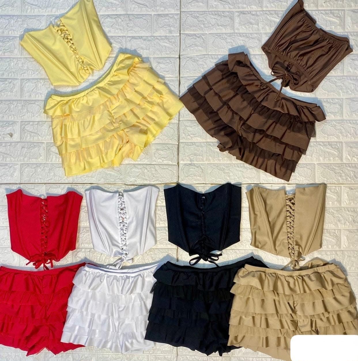 SET DE TOP + SHORT CON BOLANTES